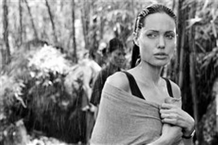 Overklassekvinden Sarah - Angelina Jolie - hvirvles ind i dramatiske begivenheder i en urolig verden. - Foto: UIP 