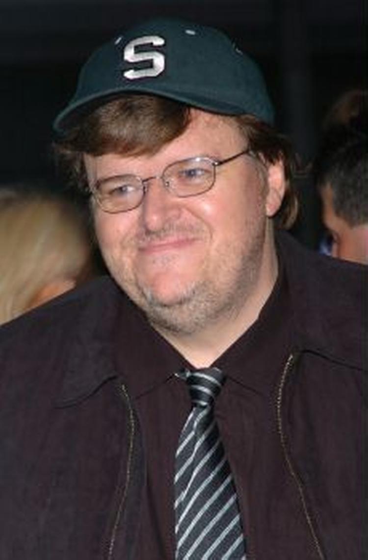 Michael Moores film 'Fahrenheit 9/11' har premiere 6. august i Danmark. - Foto: AP 