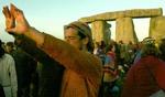 Solopgang over Stonehenge og de mange besøgende. - Foto: AP 