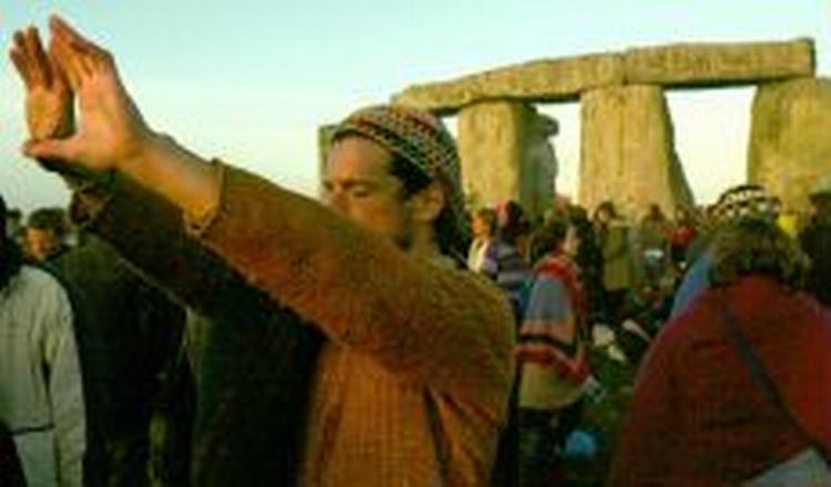Solopgang over Stonehenge og de mange besøgende. - Foto: AP 