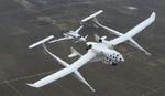 SpaceShipOne ligger som et lille fartøj under det specialbyggede fly White Knight, der bringer SpaceShipOne til kanten af rummet. Bag White Knight ligger et følgefly. - Foto: AP 