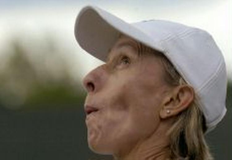 Navratilova ser mod de truende skyer. - Foto: AP 