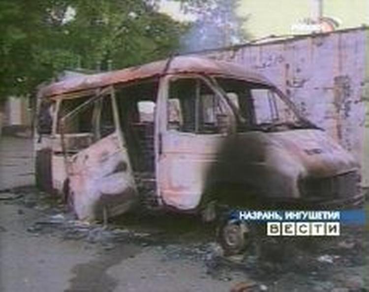Udbrændt minibus i Ingusjetien. - Foto: AP 