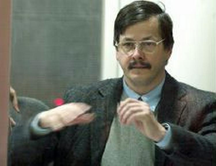 Marc Dutroux under retssagen. I dag blev han idømt fængsel på livstid for sine gerninger. - Foto: AP 