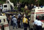 Tyrkiske sikkerhedsfolk og ambulancefolk uden for Hotel Hilton i Ankara, hvor en mindre bombe tidligere eksploderede. Senere dræbte en bombe i Istanbul fire mennesker. - Foto: AP 