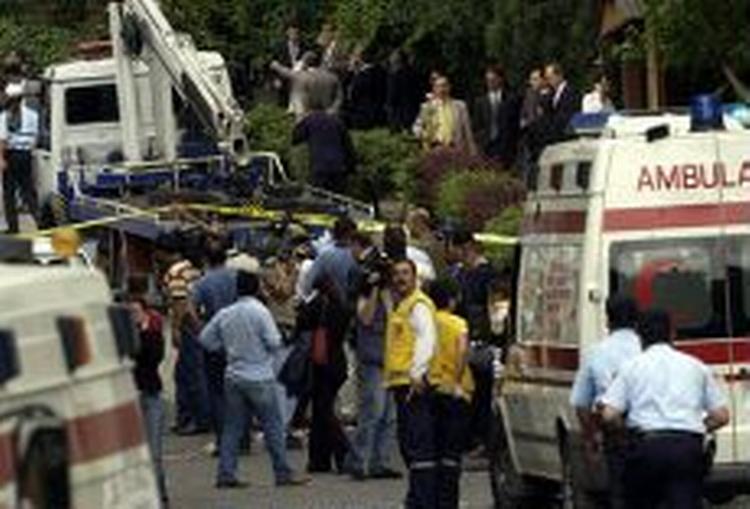 Tyrkiske sikkerhedsfolk og ambulancefolk uden for Hotel Hilton i Ankara, hvor en mindre bombe tidligere eksploderede. Senere dræbte en bombe i Istanbul fire mennesker. - Foto: AP 