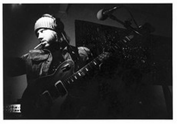 Badly Drawn Boy alias Damon Gough, pakket ind i en hue, fuldskæg og en stor stolt sangskrivertradition. - PR-foto: PlaygroundA! 