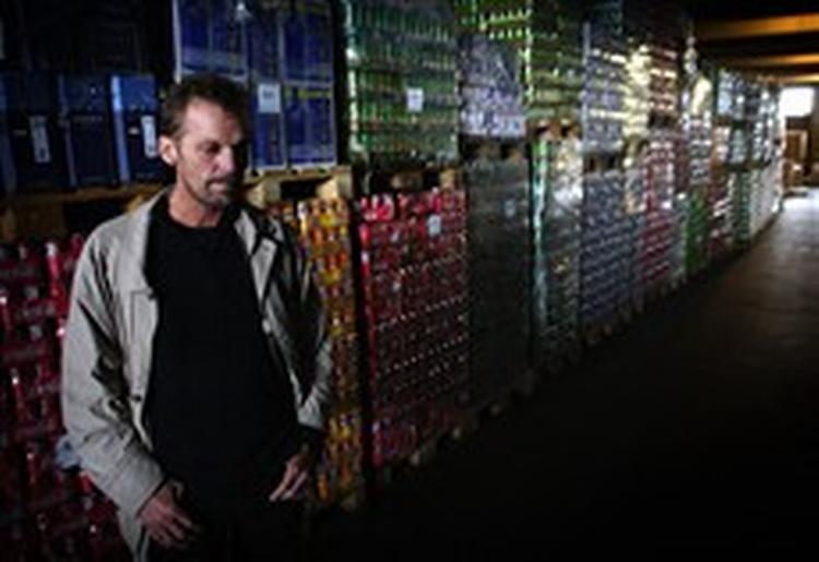 Palle Møller-Nielsen, funktionschef i Told &amp;amp; Skats såkaldte task force for ulovlig handel, foran en høst af ulovligt øl, vand og vin.   Foto: Finn Frandsen 