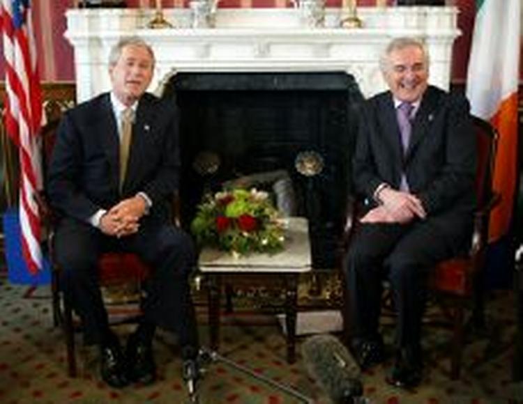 Præsident Bush, tv, og den irske premierminister Bernie Ahern på Dromoland Castle. - Foto: AP 