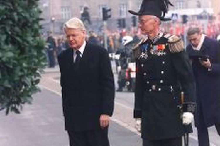Den islandske præsident Olafur Ragnar Grimsson (tv) har flere gange besøgt Danmark - her deltager han i dronning Ingrids begravelse i november 2000. - Foto: Mads Winther 