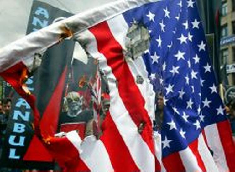 Demonstranterne brændte det amerikanske flag. - Foto: AP 