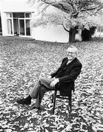 Her er arkitekten og møbeldesigneren fotograferet i 1982 foran det omstridte hus.   Foto: Erik Petersen 