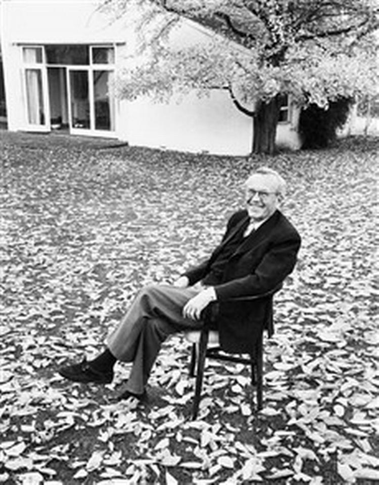 Her er arkitekten og møbeldesigneren fotograferet i 1982 foran det omstridte hus.   Foto: Erik Petersen 