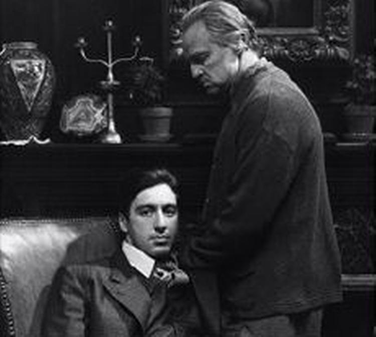 Marlon Brando, her i rollen som Godfather i filmen af samme navn med Al Pacino, er gået fallit. - Foto: Cinetext 