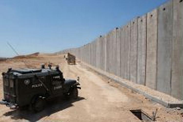 Ifølge Israels plan skal barrieren være 700 km lang. - Foto: AP 