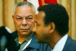 USA's udenrigsminister, Colin Powel, kigger på Sudans udenrigsminister, Mustafa Ismail, undser pressemødet i Sudans hovedstad Khartoum i går. Sudan lover nu bod og bedring. - Foto: AP 