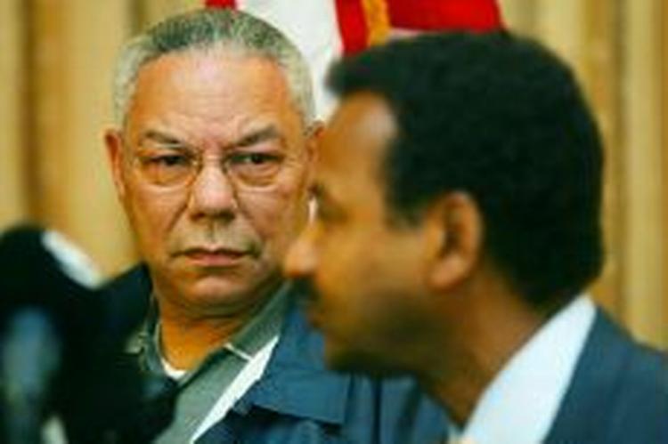 USA's udenrigsminister, Colin Powel, kigger på Sudans udenrigsminister, Mustafa Ismail, undser pressemødet i Sudans hovedstad Khartoum i går. Sudan lover nu bod og bedring. - Foto: AP 