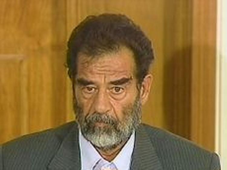 Iraks tidligere diktator, Saddam Hussein, blev i dag stillet for retten et hemmeligt sted nær Bagdads internationale lufthavn. - Foto: AP 