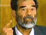 Saddam Hussein gestikulerer under dagens retsmøde, som han erklærede, var et stort skuespil. - Foto: AP 