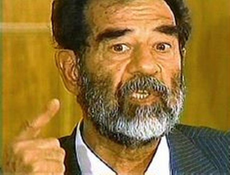 Saddam Hussein gestikulerer under dagens retsmøde, som han erklærede, var et stort skuespil. - Foto: AP 