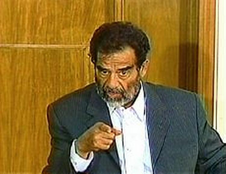 USA' regering er sikker på, at Saddam Hussein vil få en retfærdig retssag. I går sagde Hussein selv, at hele retssagen var et skuespil. - Foto: AP 