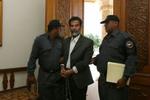 De fleste arabiske aviser hilser retssagen mod Saddam Hussein, der her ses blive ført ind i retten i går, velkommen. - Foto: AP 
