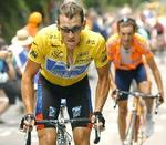 Iban Mayo bag ved Lance Armstrong under sidste års Tour de France. I år håber han at rollerne kan byttes om. - Foto: AP 