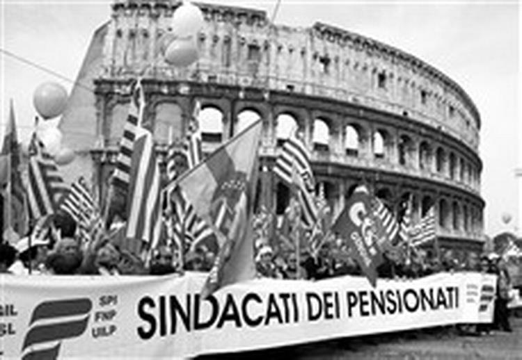 De fleste forslag til reformer mødes med protester som her i Rom mod en pensionsreform. - Foto: AP 
