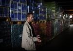 Told &amp;amp; Skat fører en kampagne mod salg af ulovlig øl, vin og sodavand. Her er funktionschef i den såkaldte task force, Palle Møller-Nielsen sammen med en konfiskeret fangst i en lagerhal i København.   Foto: Finn Frandsen 
