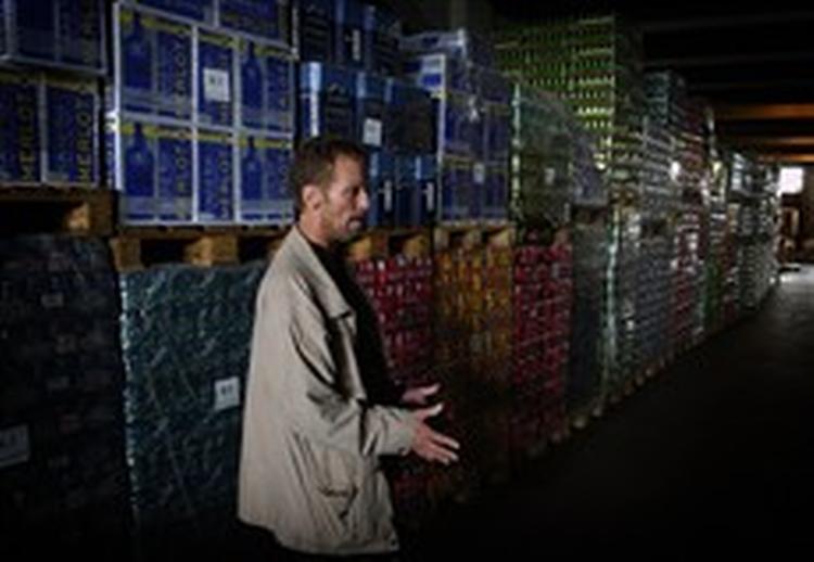 Told &amp;amp; Skat fører en kampagne mod salg af ulovlig øl, vin og sodavand. Her er funktionschef i den såkaldte task force, Palle Møller-Nielsen sammen med en konfiskeret fangst i en lagerhal i København.   Foto: Finn Frandsen 