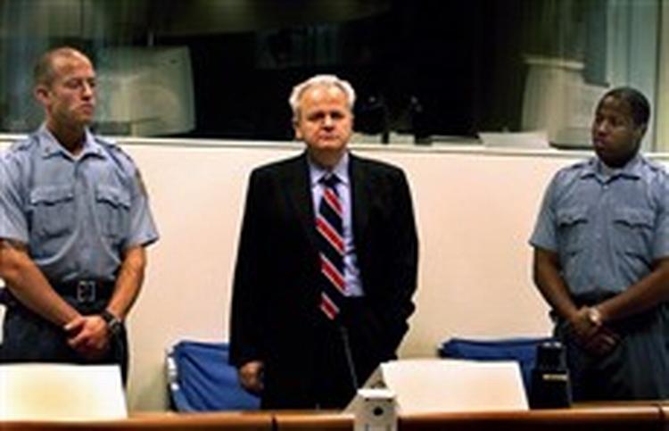 Slobodan Milosevic blev overført til krigsforbryderdomstolen i 2001.   Arkivfoto: Paul Vreeker 