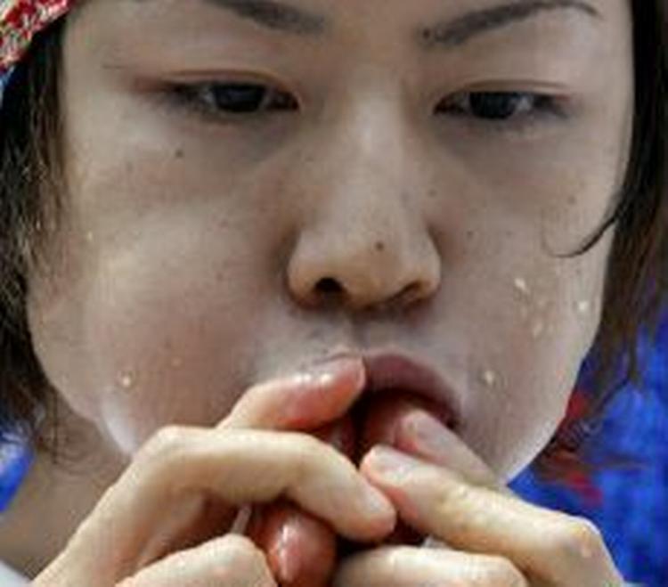 Takeru Kobayashi er verdens hurtigste hotdog-spiser. - Foto. AP 