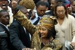Winnie Mandela forlader Højesteret i Pretoria. - Foto: AP 