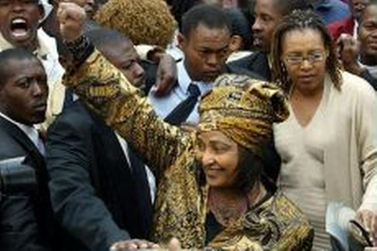 Winnie Mandela forlader Højesteret i Pretoria. - Foto: AP 