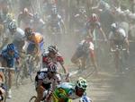 Tour de France rytterne er stærkt utilfredse med, at 3. etape lagde vejen forbi brostenene fra forårsklassikeren Paris-Roubaix. - Foto: AP 