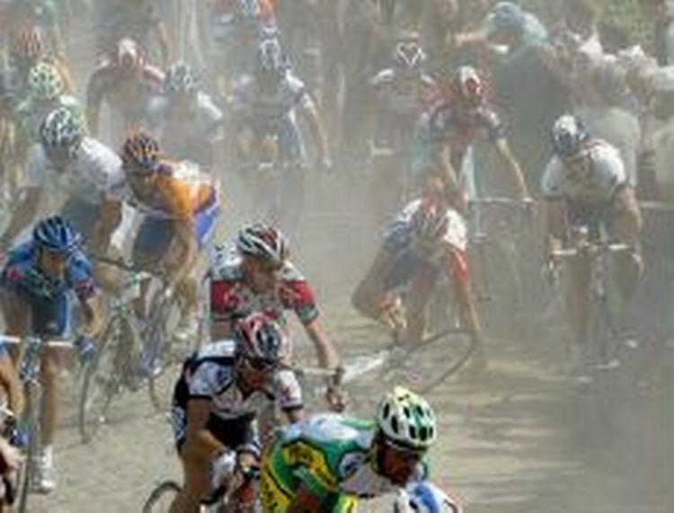 Tour de France rytterne er stærkt utilfredse med, at 3. etape lagde vejen forbi brostenene fra forårsklassikeren Paris-Roubaix. - Foto: AP 