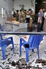 Politiet i Sri Lanka undersøger området omkring den politistation, hvor en selvmordsbombe tidligere på dagen dræbte fire politifolk. - Foto: AP 