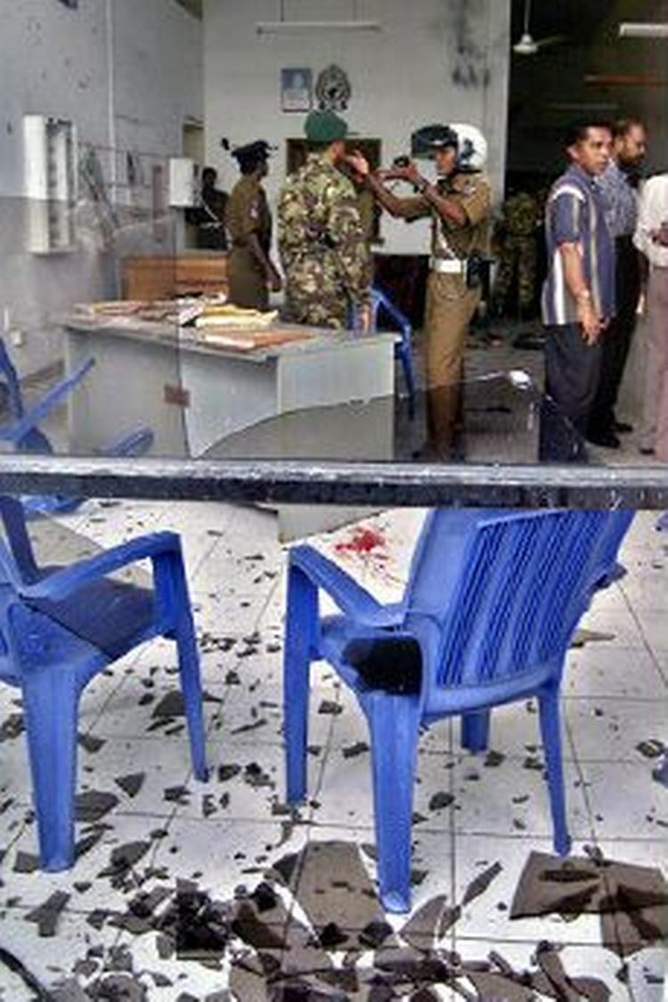 Politiet i Sri Lanka undersøger området omkring den politistation, hvor en selvmordsbombe tidligere på dagen dræbte fire politifolk. - Foto: AP 