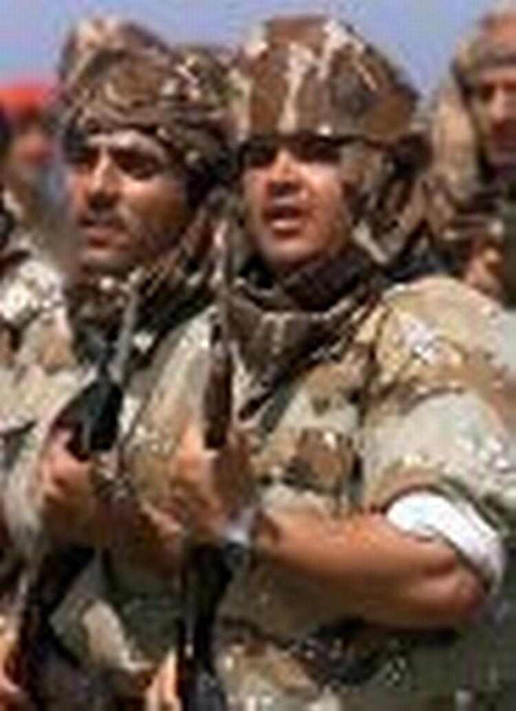 Libyske soldater under en parade. - Arkivfoto: AP 