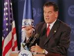 Minister for indenrigssikkerhed, Tom Ridge, advarer den amerikanske befolkning mod mulige al-Qaeda-angreb på USA op til præsidentvalget i november. - Foto: AP 