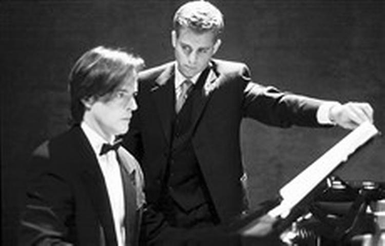 Den 18-årige Paul drømmer om at blive koncertpianist og møder sit store idol, pianisten Richard Kennington. 