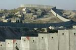 Højesteretsdommerne i Jerusalem har fastslået, at Israel har en principiel ret til at bygge en sikkerhedsbarriere. - Arkivfoto: AP 