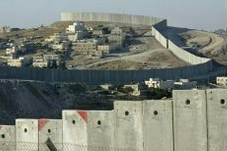 Højesteretsdommerne i Jerusalem har fastslået, at Israel har en principiel ret til at bygge en sikkerhedsbarriere. - Arkivfoto: AP 