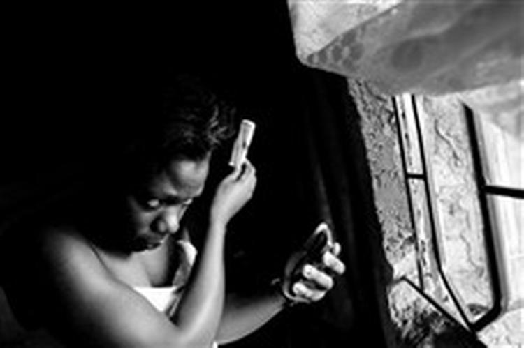 Efter at Esther er flyttet fra Michael, bor hun nu alene med sin niece Lillian og datteren Joyce i det hus ude i den nye bydel Mutungo, der ligger fem kilometer fra Mbuya. Så meget af tiden går nu med transport. - Foto: Thomas Borberg 