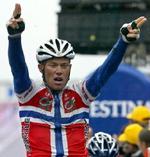 Thor Hushovd kører i den norske mestertrøje. - Foto: AP 