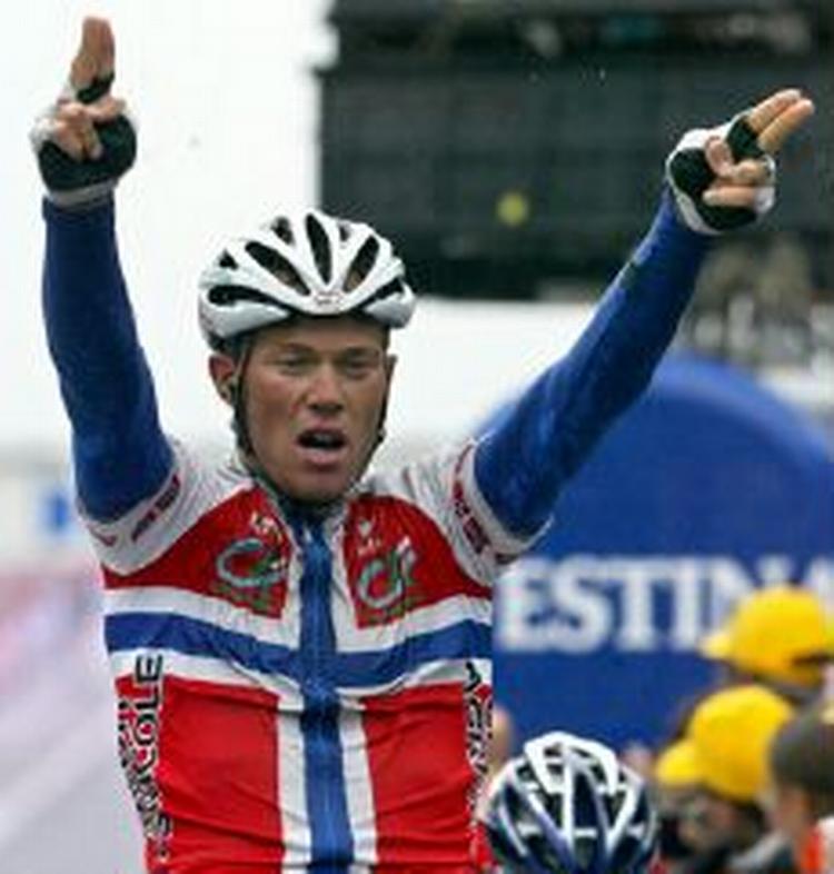Thor Hushovd kører i den norske mestertrøje. - Foto: AP 