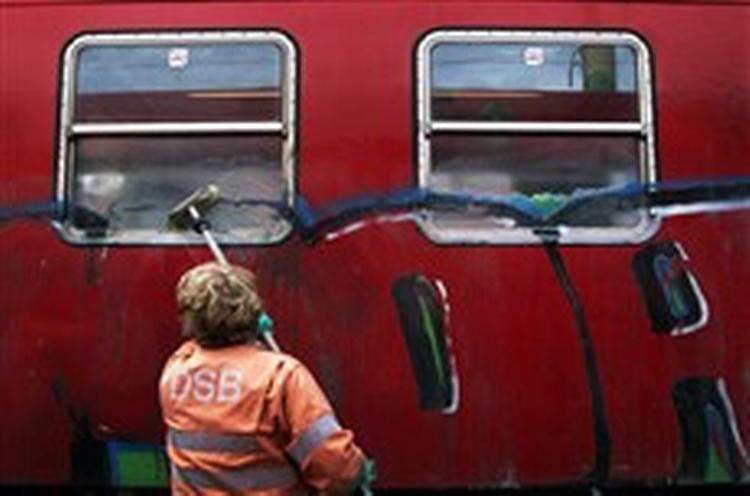 DSB bruger årligt 40 millioner kroner på at fjerne graffiti.   Arkivfoto: Thomas Borberg 