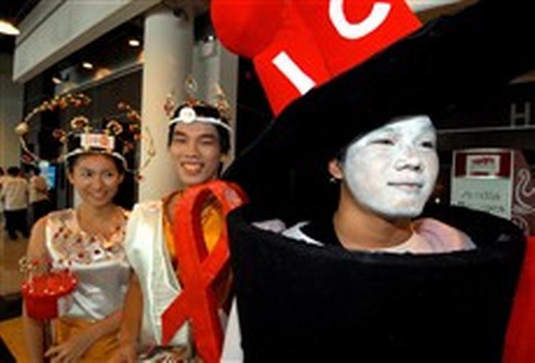 Flere tusinde aktivister demonstrerede i fantasifulde kostumer i forbindelse med åbningen af aids-konferencen i Bangkok.   Foto: David Longstreath/AP 