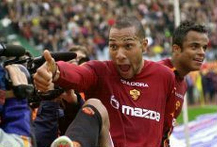 John Carew fortsætter karrieren i Besiktes - et af nordmandens krav var, at han fik trøje nr. 23. Det fik han. - Foto: AP 