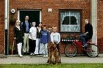 Familien Andersen mistede ved årsskiftet knap 2.000 kr. om måneden i boligsikring på grund af et nyt loft over kontanthjælpen. Her er familien udenfor rækkehuset i Brøndby. - Foto: Jacob Ehrbahn 